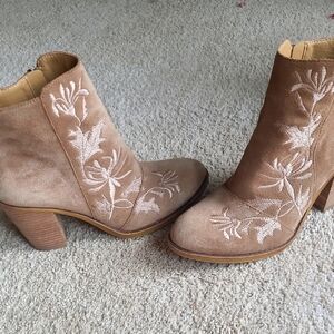 Lucky Brand Elenor 2 Embroidered Tan Ankle Boots